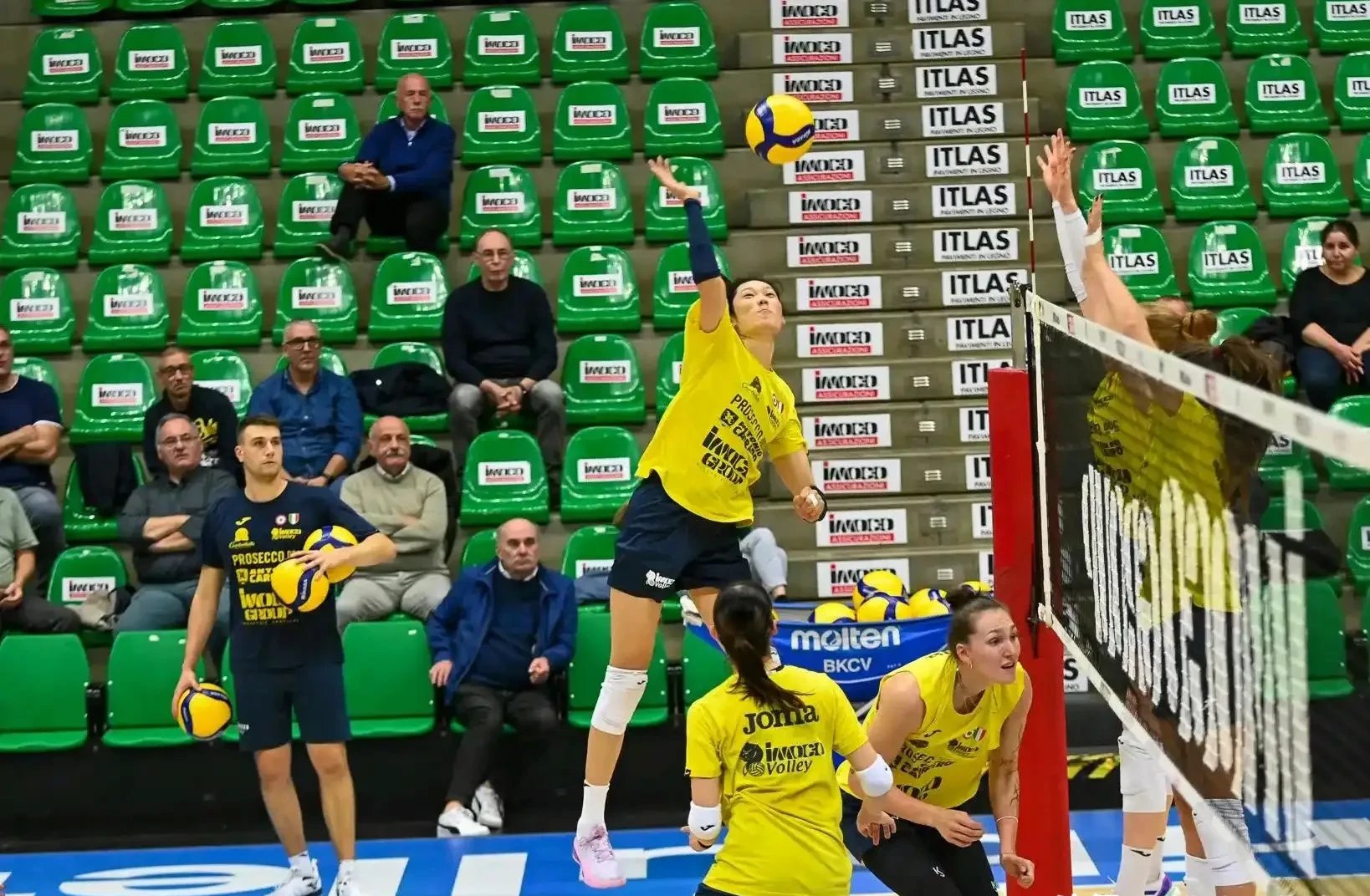 最新爱游戏手游湖人队防守崩盘，惨遭对手狂轰猛炸，一般中心设备电话.