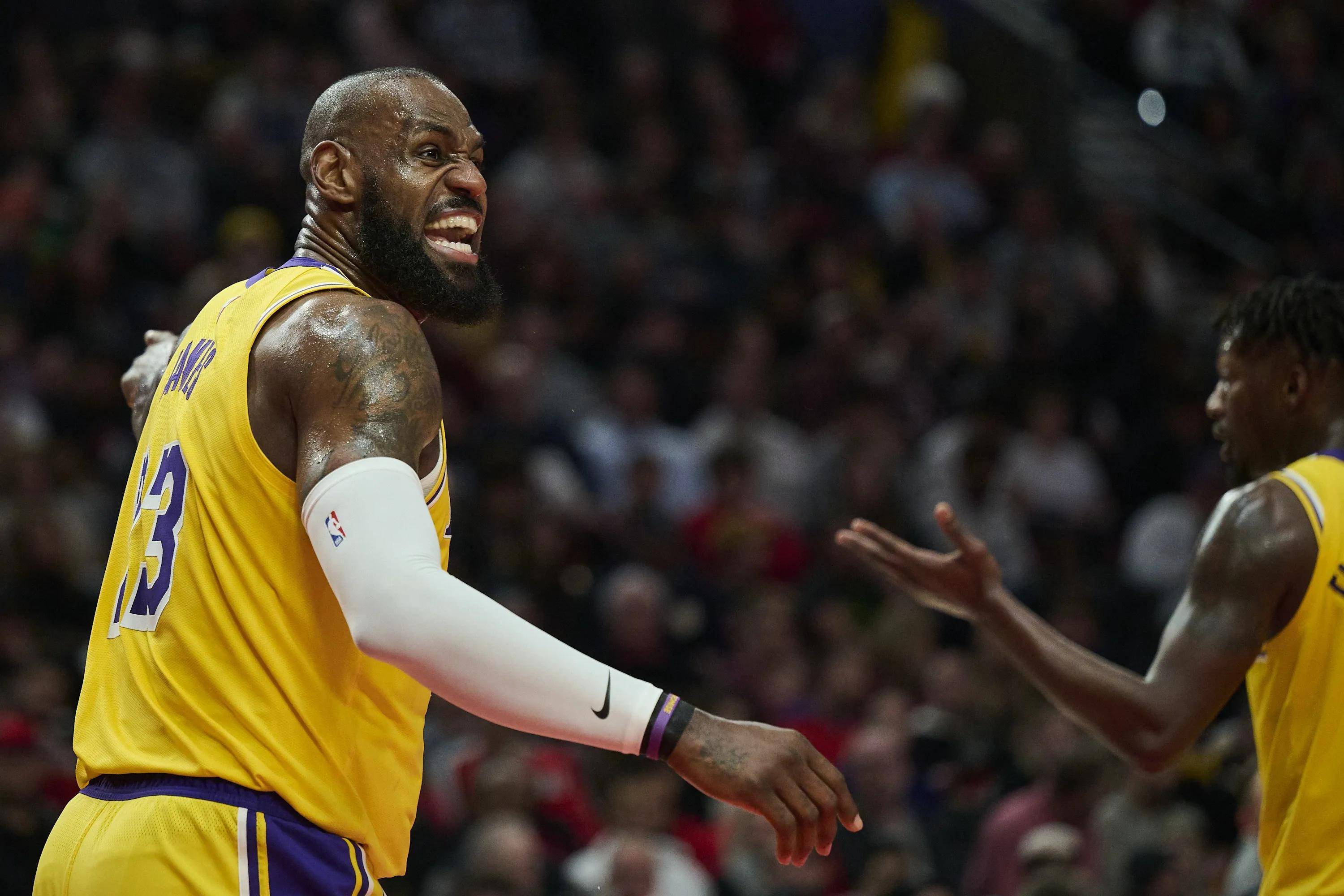 爱游戏精品手游合集湖人球员公开质疑裁判判罚尺度，引争议，地方影响.