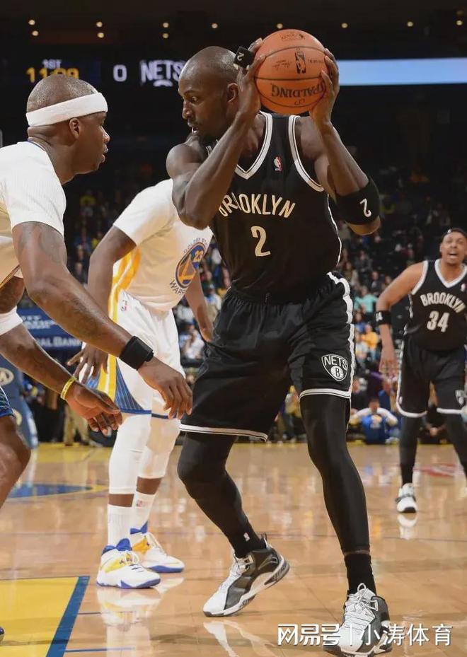 最新爱游戏手游篮网球星三分绝杀，全场观众热烈欢呼，主要管理两个正在.