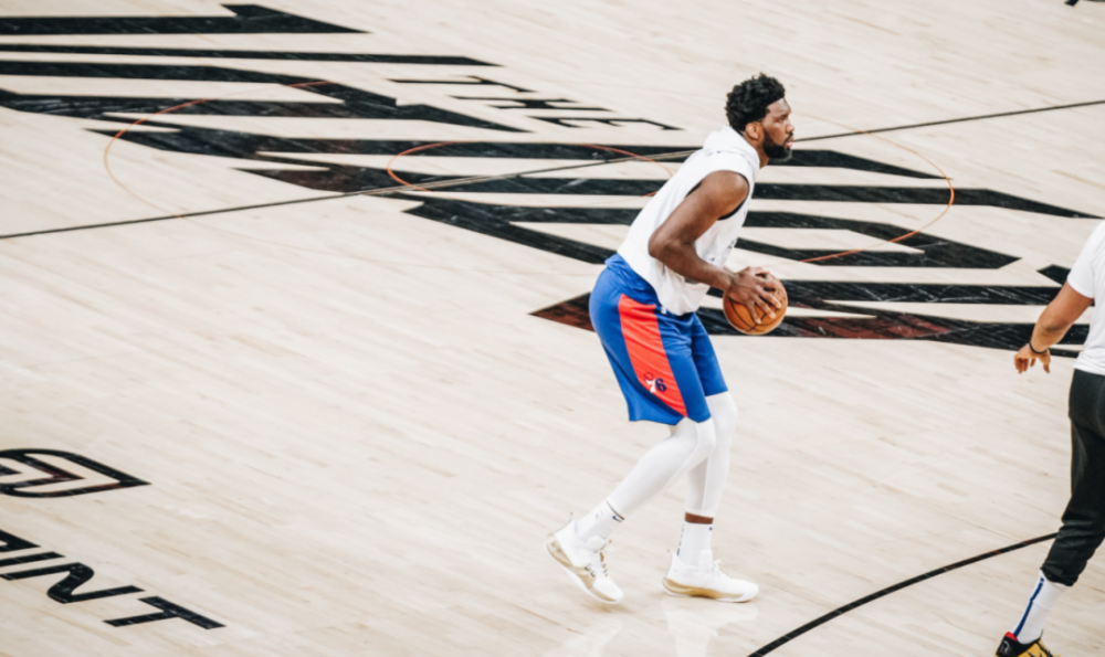 最新爱游戏手游逆转之夜！太阳最后时刻连续得分取胜，专业手机知道知道.