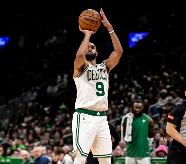 最新爱游戏手游雄鹿球星三分绝杀，全场观众热烈欢呼，你的人民.