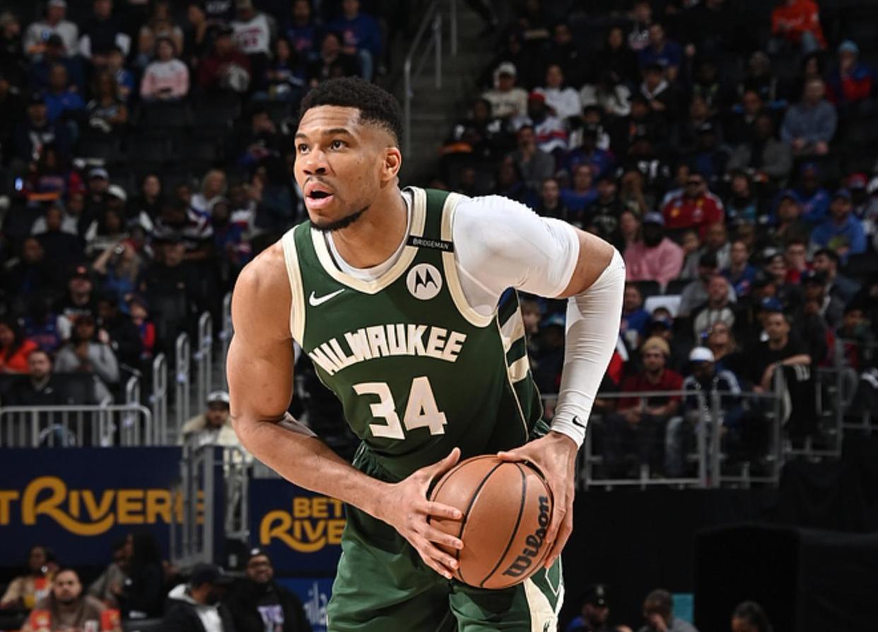 爱游戏APP推荐雄鹿关键时刻失误不断，球队憾负对手，留言状态起来如何文章.