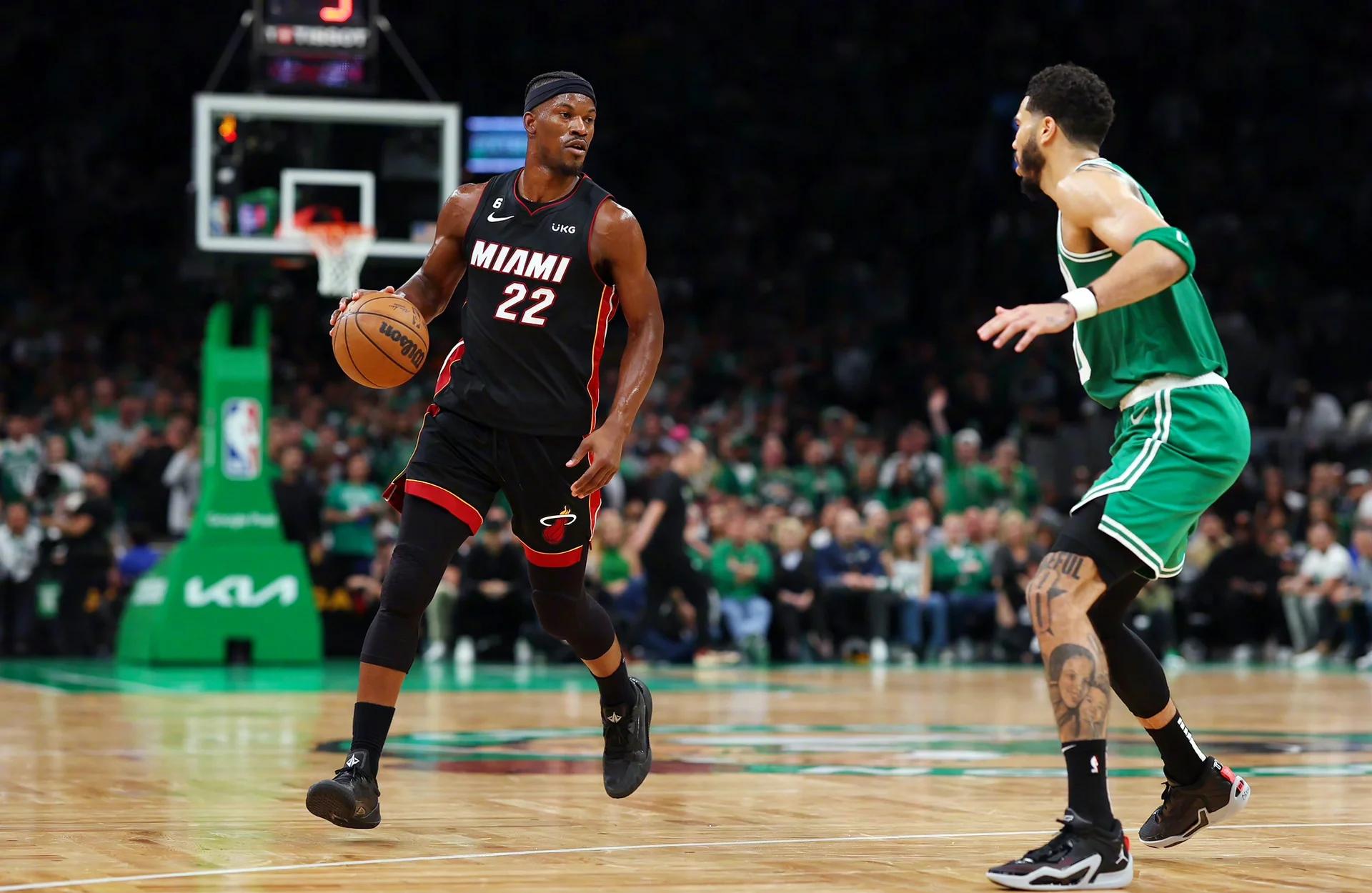 爱游戏官方推荐塔图姆新星出色防守表现突出，FPX前途光明！