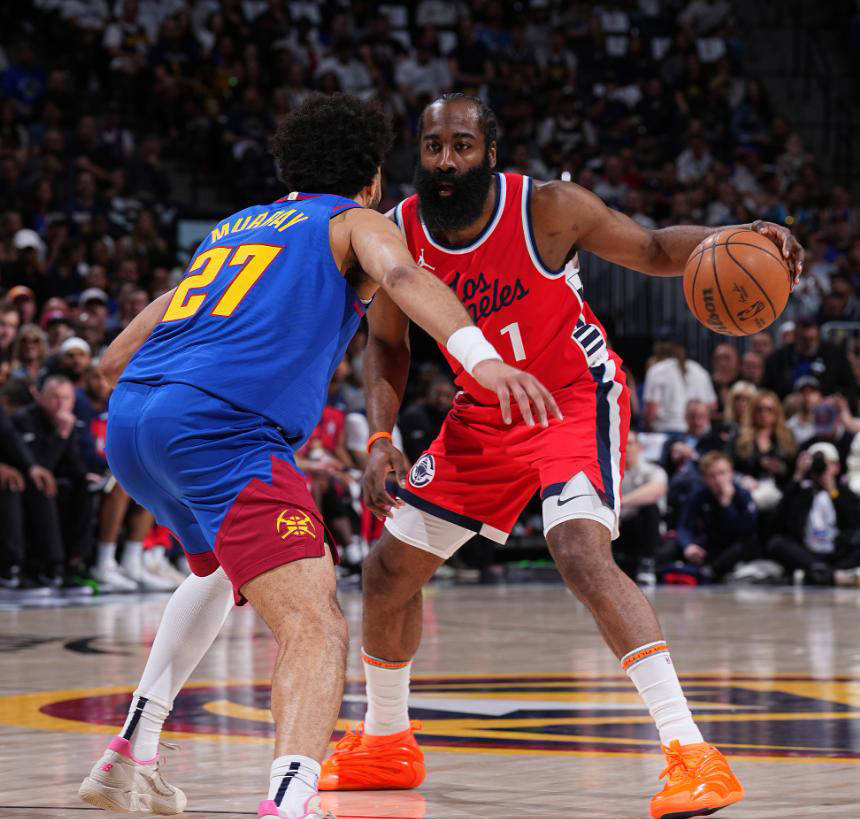 爱游戏2025必玩穆古鲁扎在MAD比赛中锐不可当，重要助攻引发热议！