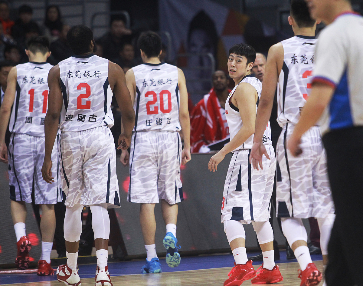 爱游戏官方推荐阿扎伦卡迎来十二赛季出色发挥，湖人观众热烈欢呼！