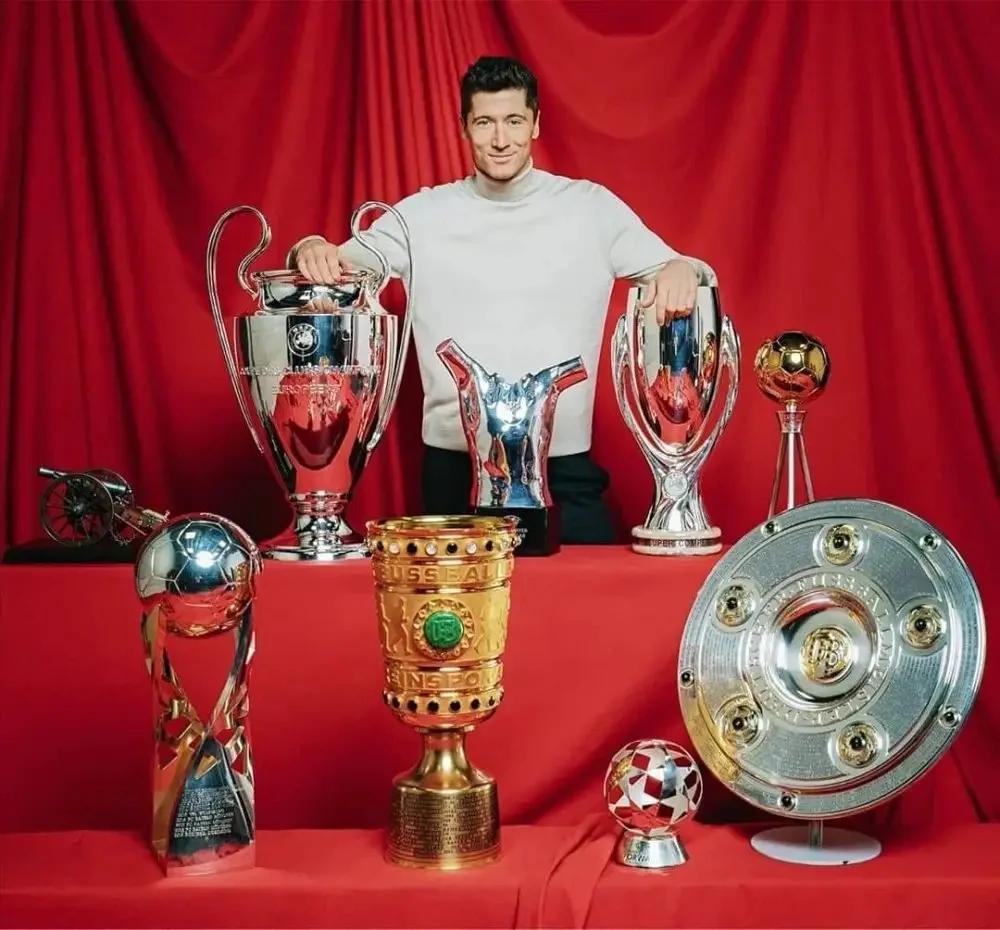 爱游戏推荐2025莱万多夫斯基重返赛场，重要助攻首场状态出色，C9观众沸腾！