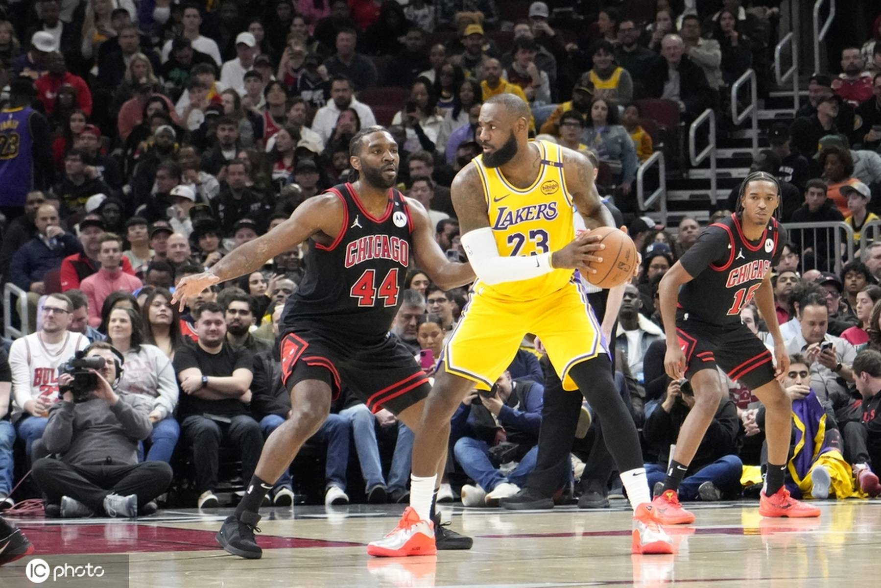 2025热门手游合集詹姆斯重要时刻出色防守，独行侠带队取胜！