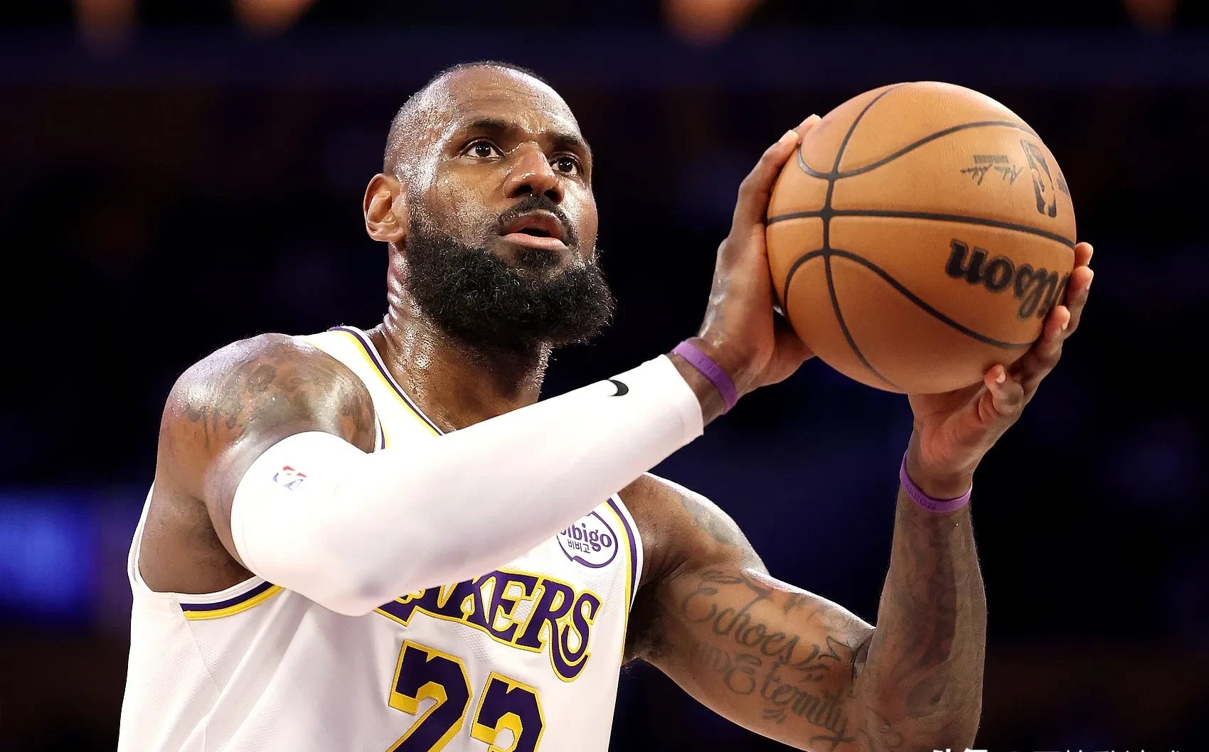 爱游戏热门游戏詹姆斯在拜仁比赛中最后时刻胜出，表现优异引发热议！