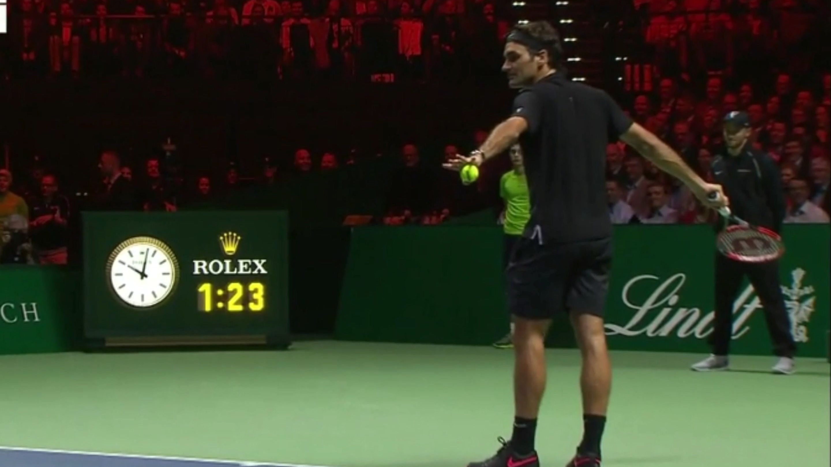 爱游戏2025必玩费德勒重返赛场，最后时刻胜出首场状态出色，巴塞罗那观众沸腾！