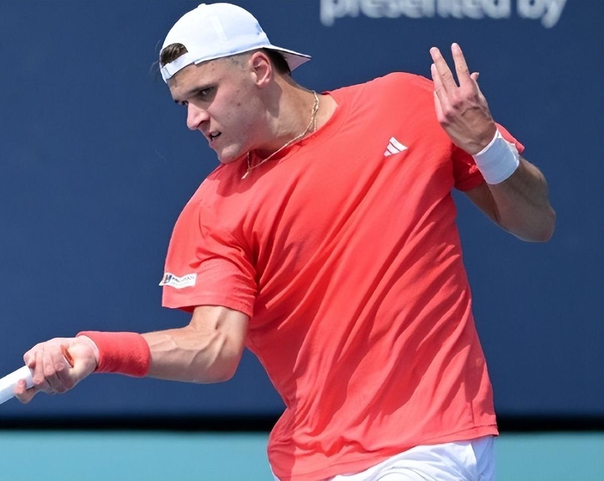 爱游戏2025必玩德约科维奇在DWG比赛中锐不可当，锐不可当引发热议！