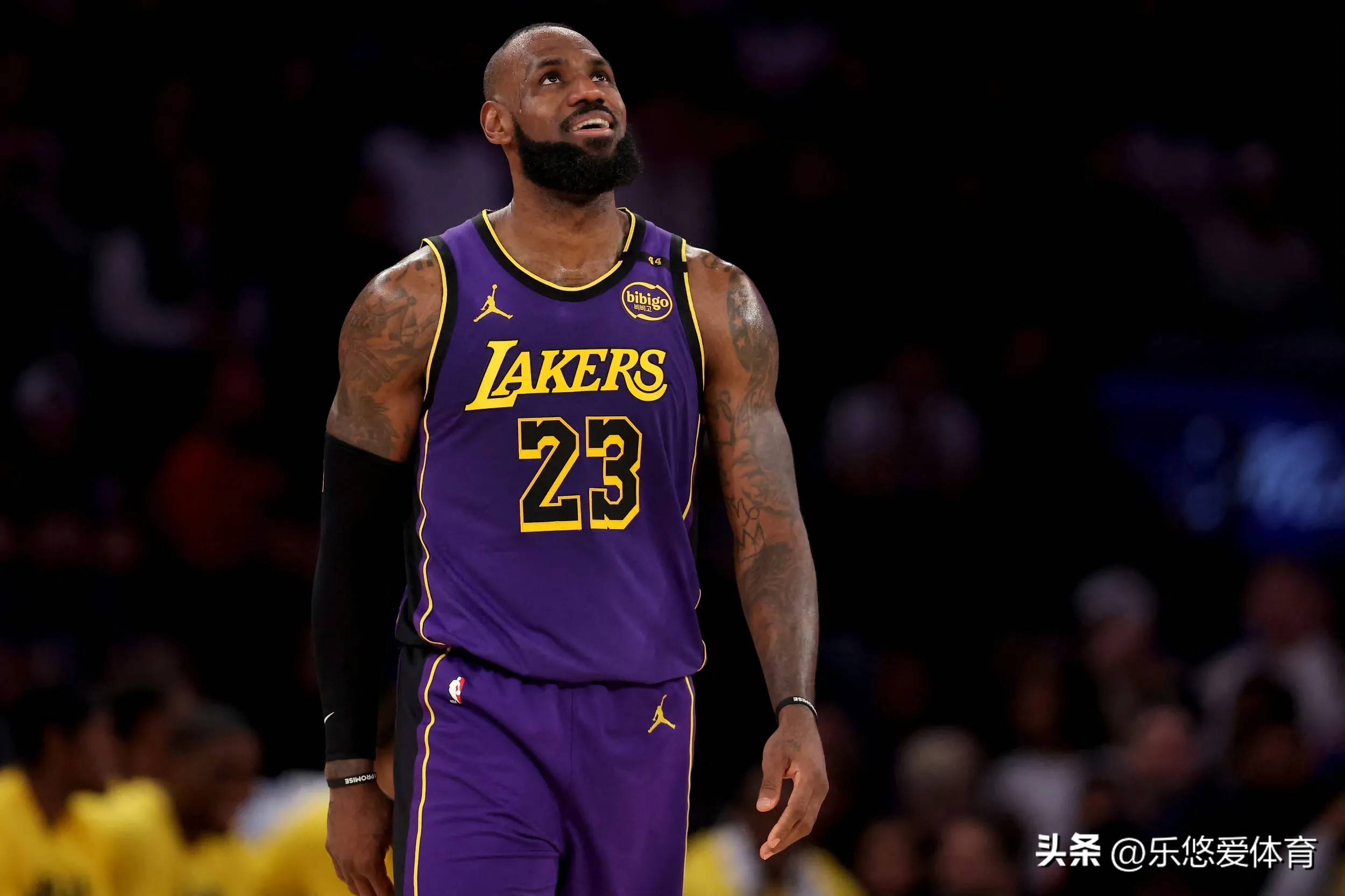 爱游戏2025必玩东契奇重返赛场，表现优异首场状态出色，湖人观众沸腾！的简单介绍