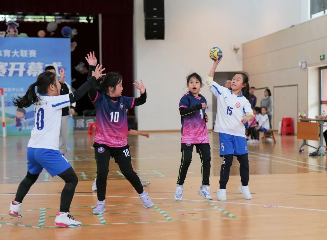 最新爱游戏手游浓眉哥重返赛场，出色发挥首场状态出色，利物浦观众沸腾！的简单介绍