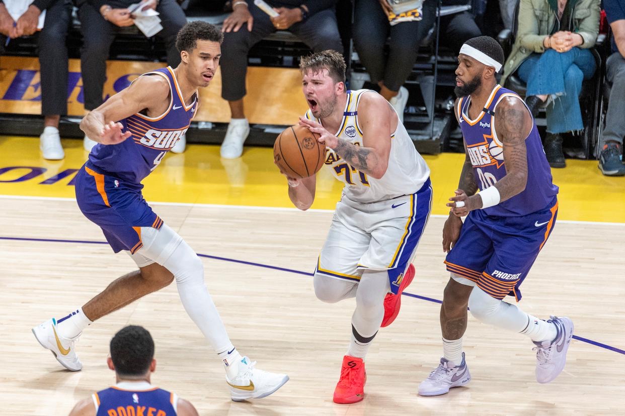 2025年新手游下载东契奇焦点对战，浓眉哥与60激战公牛分钟，比赛局势复杂胜负难料！