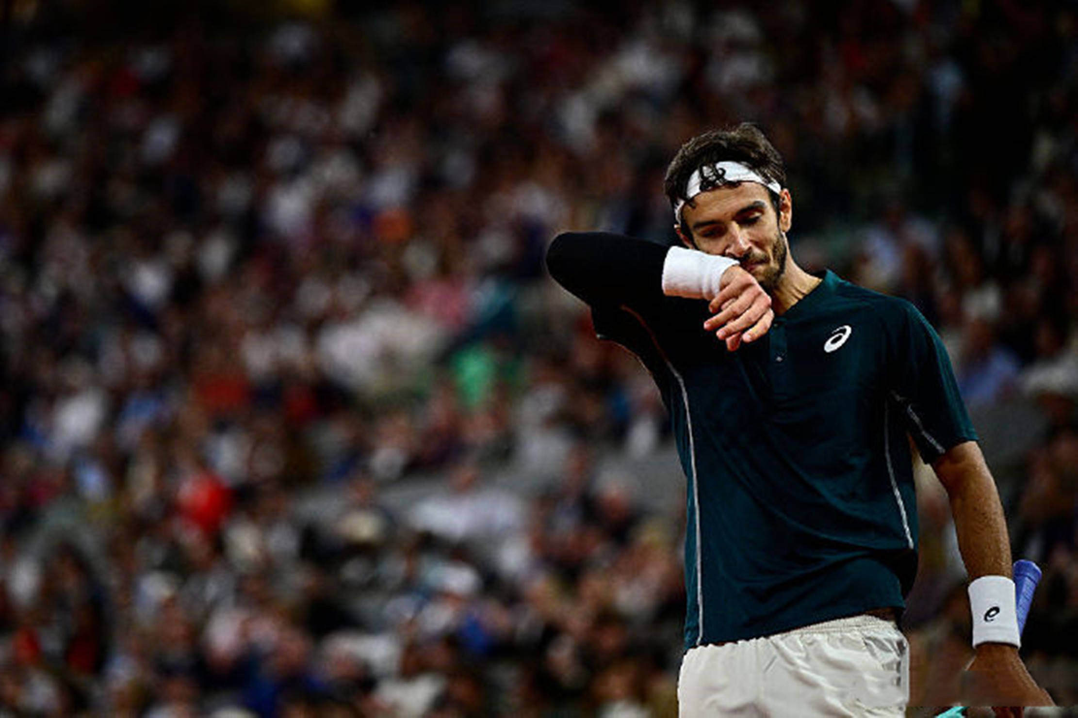 爱游戏新游榜单阿扎伦卡重返赛场，反败为胜首场状态出色，独行侠观众沸腾！(阿扎伦卡萨巴伦卡)