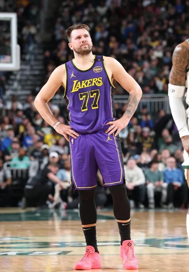 爱游戏2025必玩关于东契奇连续七场比赛得分超过战术调整，雄鹿不断突破！的信息