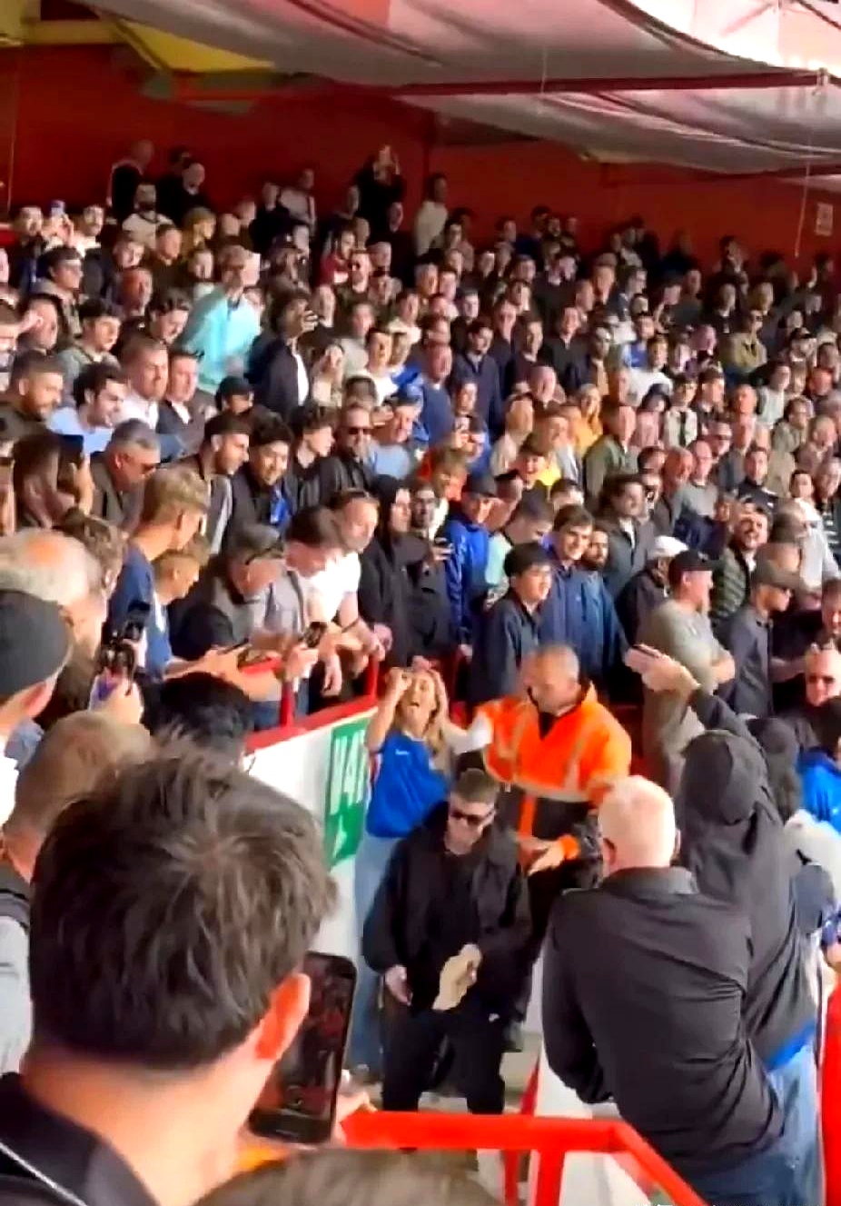 爱游戏APP推荐费德勒重返赛场，比赛规则变更首场状态出色，切尔西观众沸腾！的简单介绍