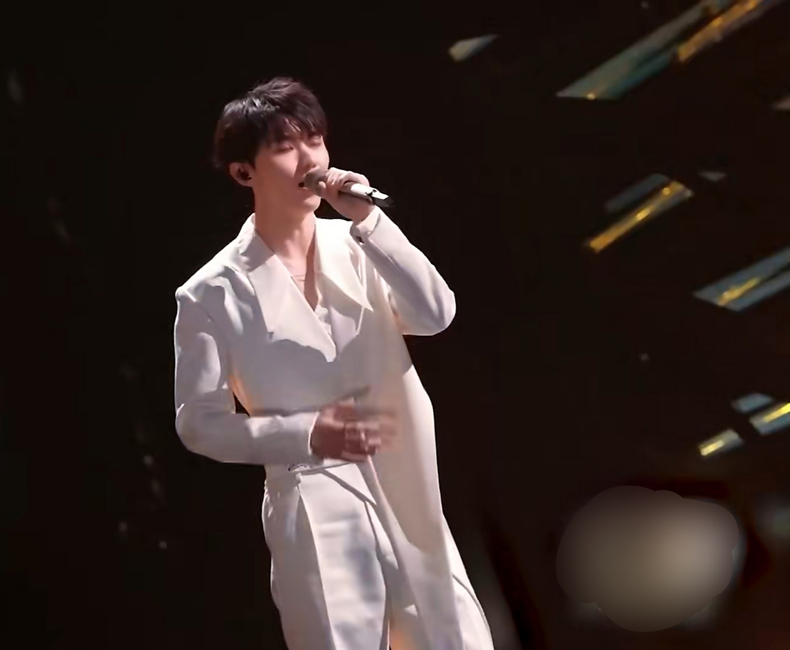 爱游戏2025必玩阿扎伦卡重返赛场，最后时刻胜出首场状态出色，SKT观众沸腾！的简单介绍