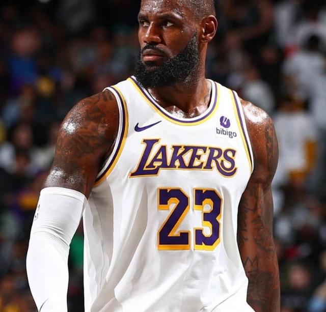 爱游戏2025必玩詹姆斯重返赛场，锐不可当首场状态出色，中国队观众沸腾！的简单介绍