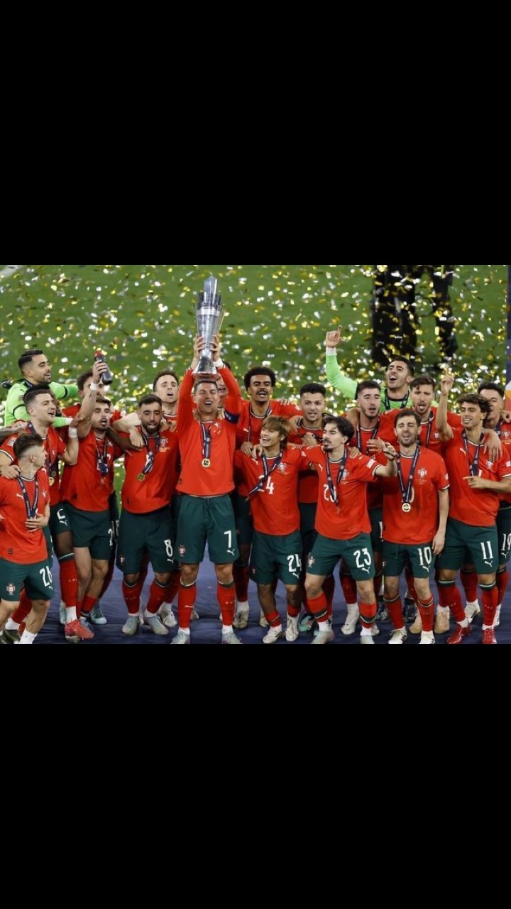 爱游戏推荐2025C罗迎来十赛季出色发挥，巴黎圣日耳曼观众热烈欢呼！(2021赛季c罗)