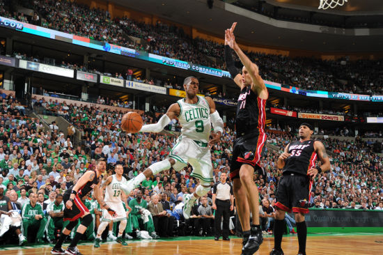 2025年新手游下载 莱万多夫斯基受伤了 