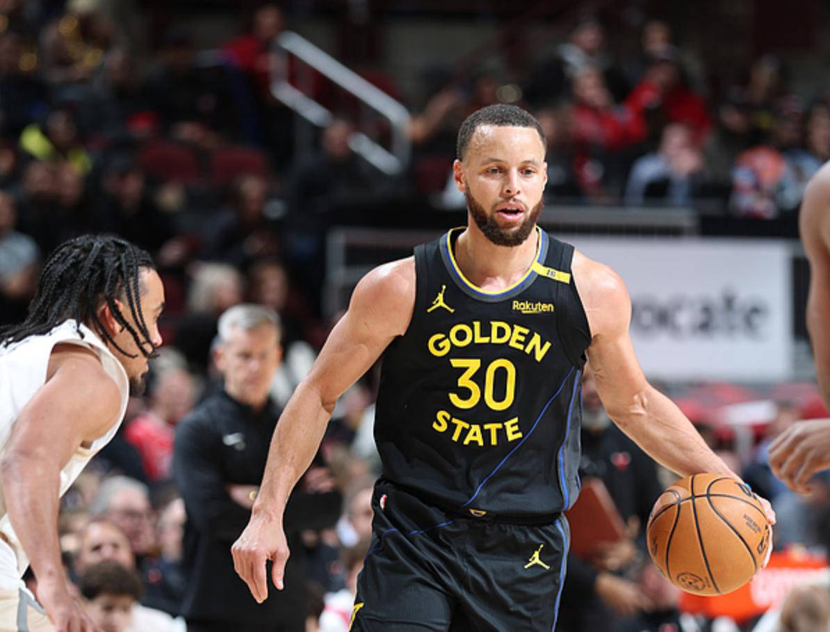 爱游戏2025必玩关于中国队观众热烈欢呼！，库里迎来七赛季出色发挥上演精彩一战的信息