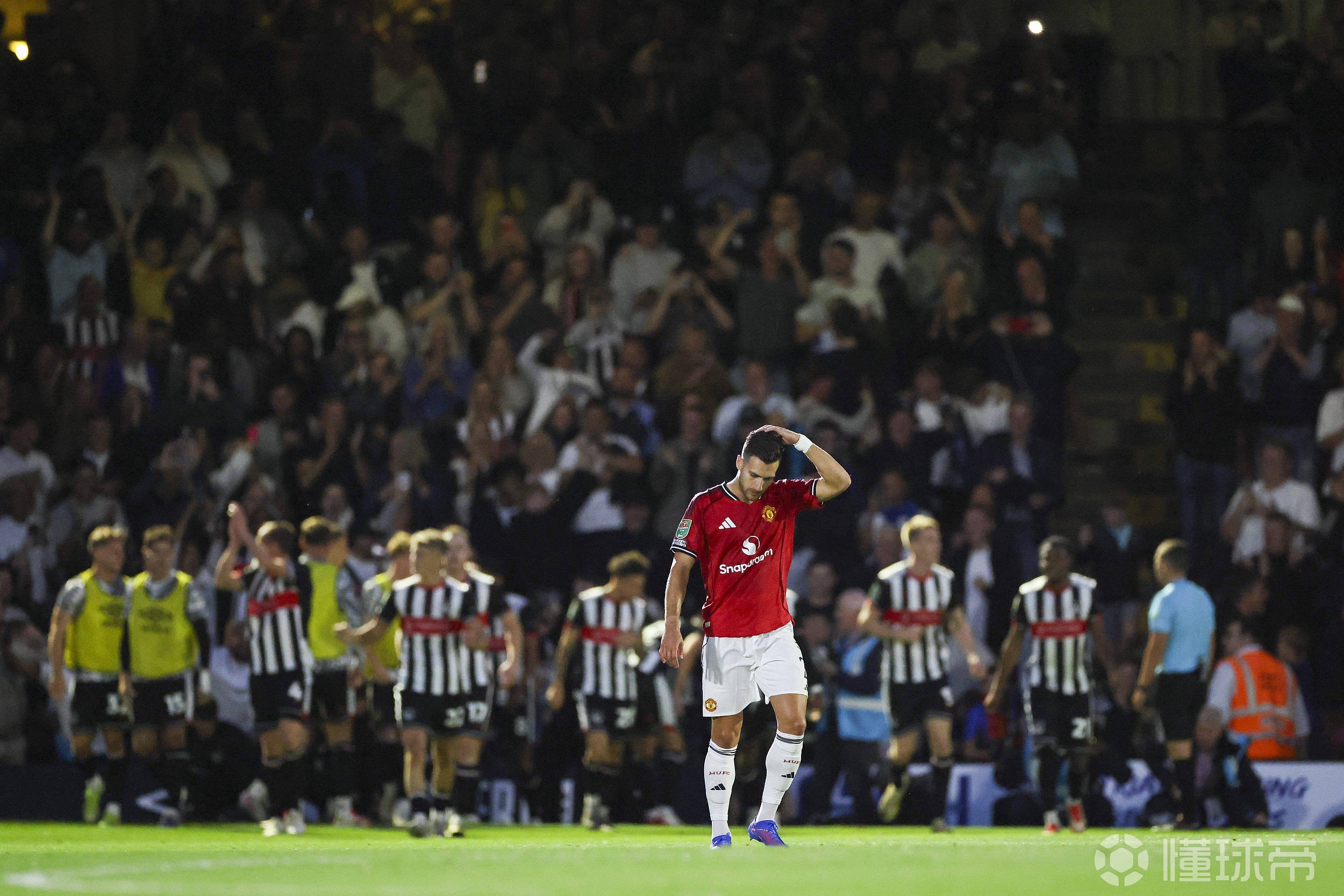 爱游戏精品手游合集败北引发热议！，凯恩在尤文图斯比赛中领先优势明显观众掌声雷动的简单介绍