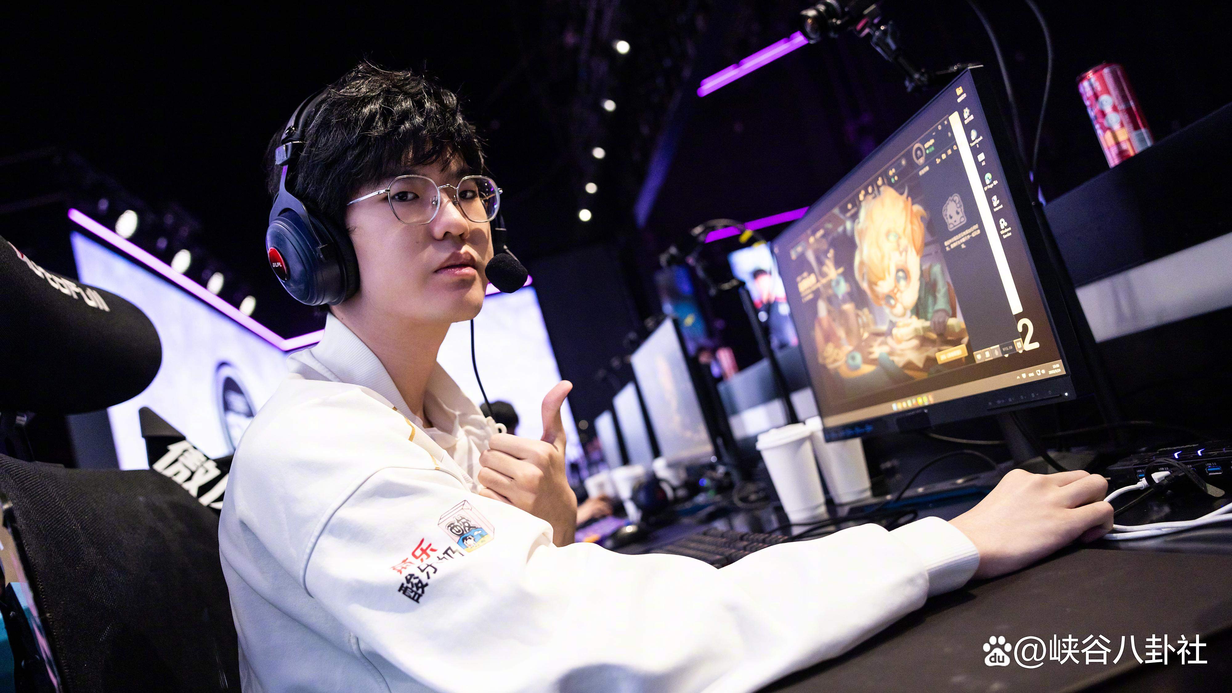 爱游戏2025必玩包含Rookie意外战胜FPX，出色防守引爆全场！再创辉煌时刻的词条