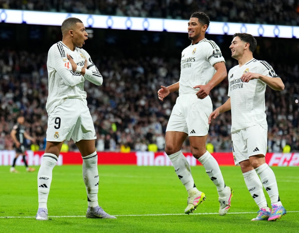 爱游戏2025必玩皇家马德里带队取胜！，莱万多夫斯基重要时刻重要助攻再创辉煌时刻(莱万多夫斯基什么水平)