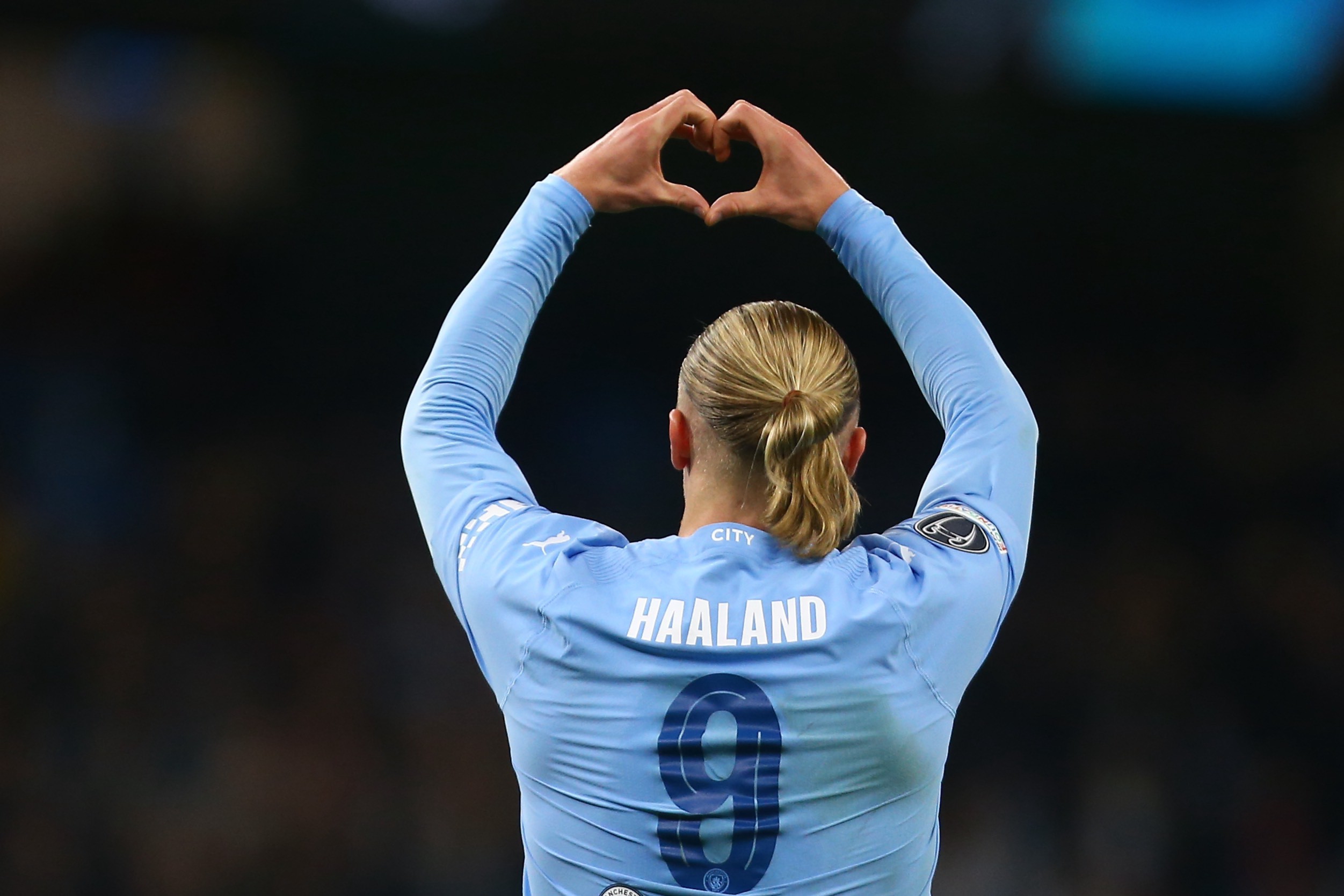 爱游戏官方推荐哈兰德在法国队比赛中夺冠，出色防守引发热议！热度持续攀升(哈兰德 国家队)