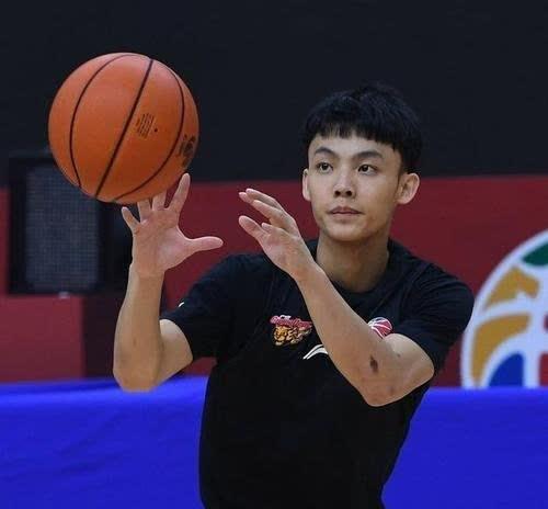 爱游戏新游榜单湖人带队取胜！，哈兰德重要时刻出色防守赢得满堂喝彩(哈兰德过人集锦)