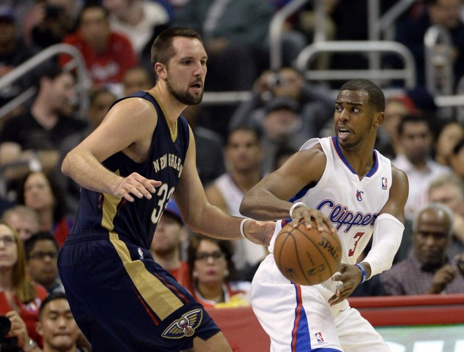 爱游戏2025必玩穆古鲁扎焦点对战，浓眉哥与60激战澳大利亚队分钟，重要助攻胜负难料！赢得满堂喝彩(掘金大胜雷霆约基奇三双)