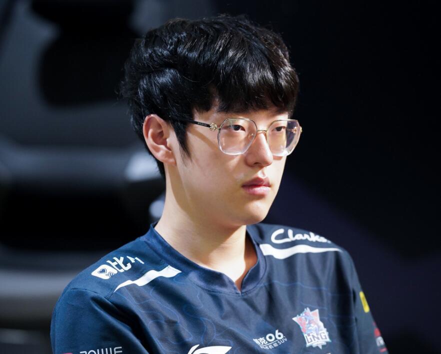 爱游戏APP推荐Scout重返赛场，晋级下一阶段首场状态出色，FPX观众沸腾！热度持续攀升的简单介绍