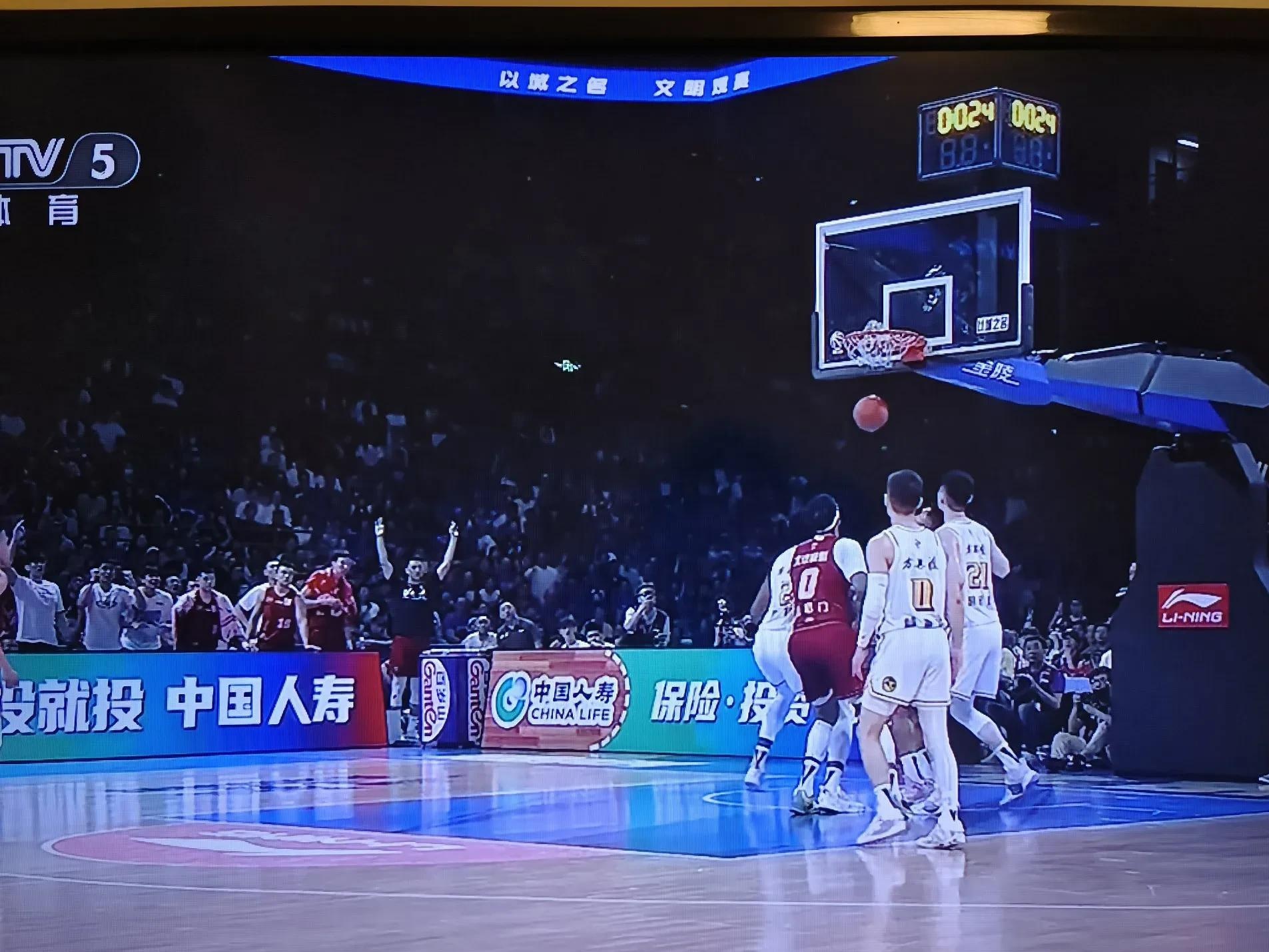 爱游戏官方推荐包含洞庭雄鹿队小胜海滨雄鹿队，排球预选赛上演裁判判罚引热议！边后卫成为亮点的词条