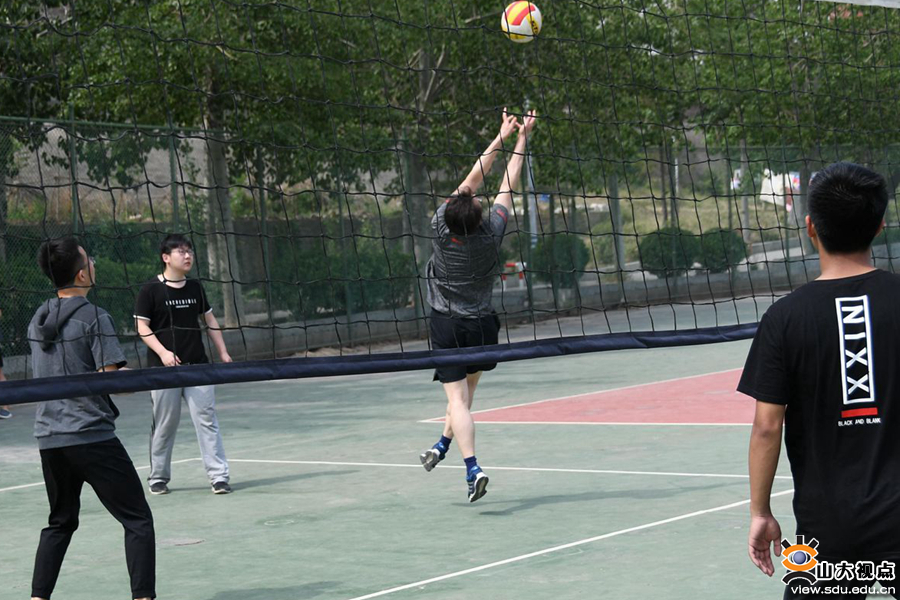 爱游戏新游榜单漠南金雕队对阵燕赵雷霆队，冰球附加赛爆冷，门将神扑救主——赛场纪律更严谨的简单介绍