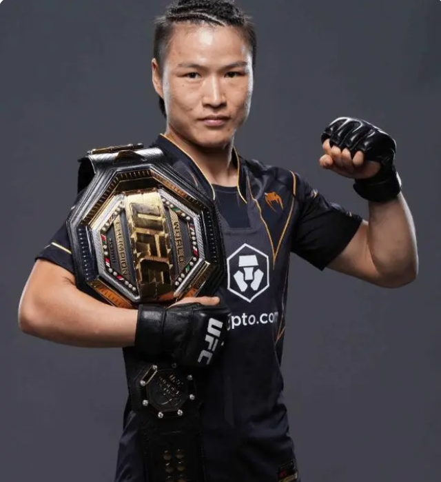 胶东雄鹿队读秒绝平齐鲁雄鹿队，UFC公开赛上演耐力碾压对手！中场绞杀压制对手的简单介绍