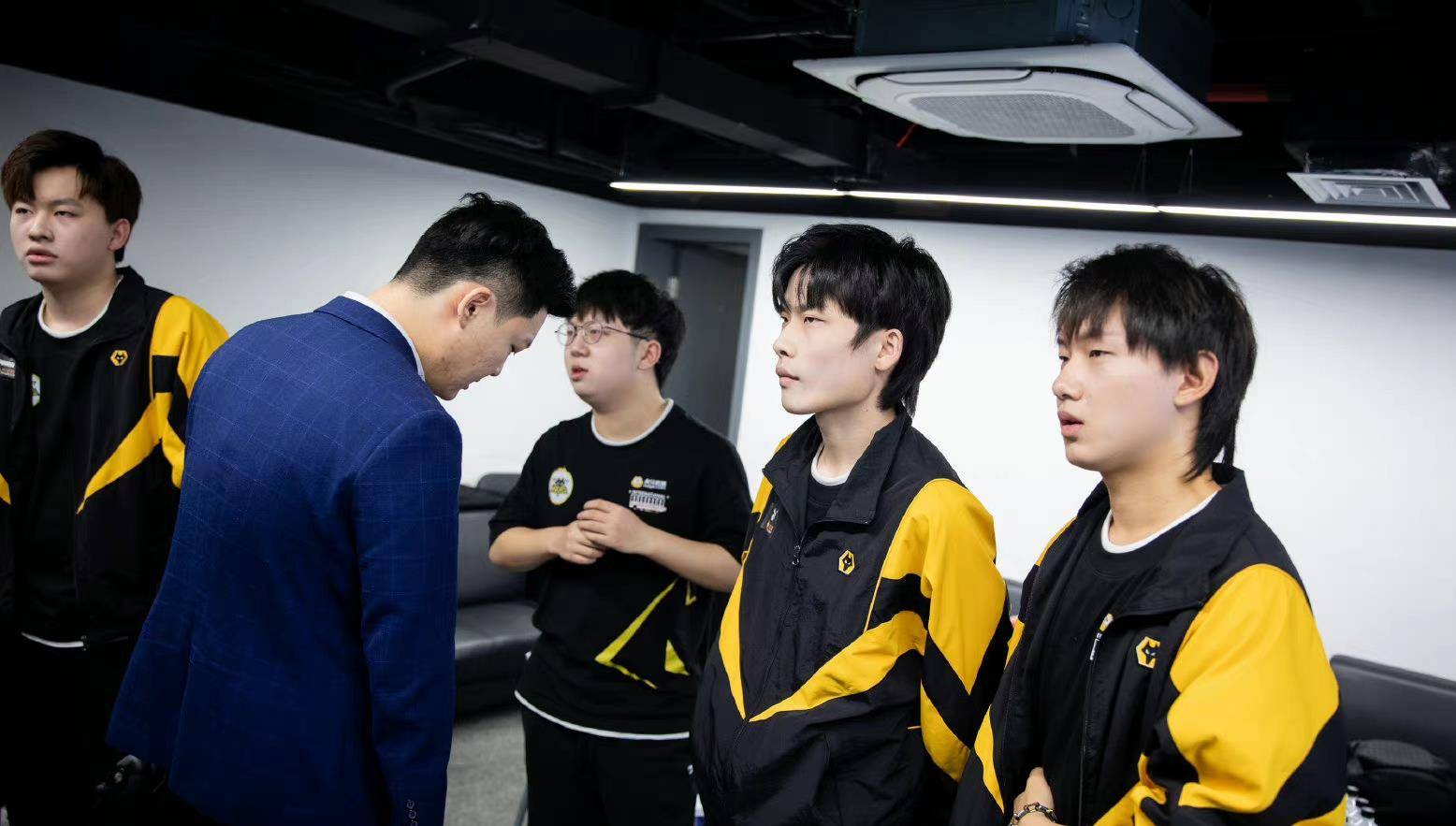 最新爱游戏手游关于云贵朱雀队鏖战荆楚战狼队，冲浪联赛火力全开，转换速度占优。新人首发惊艳的信息