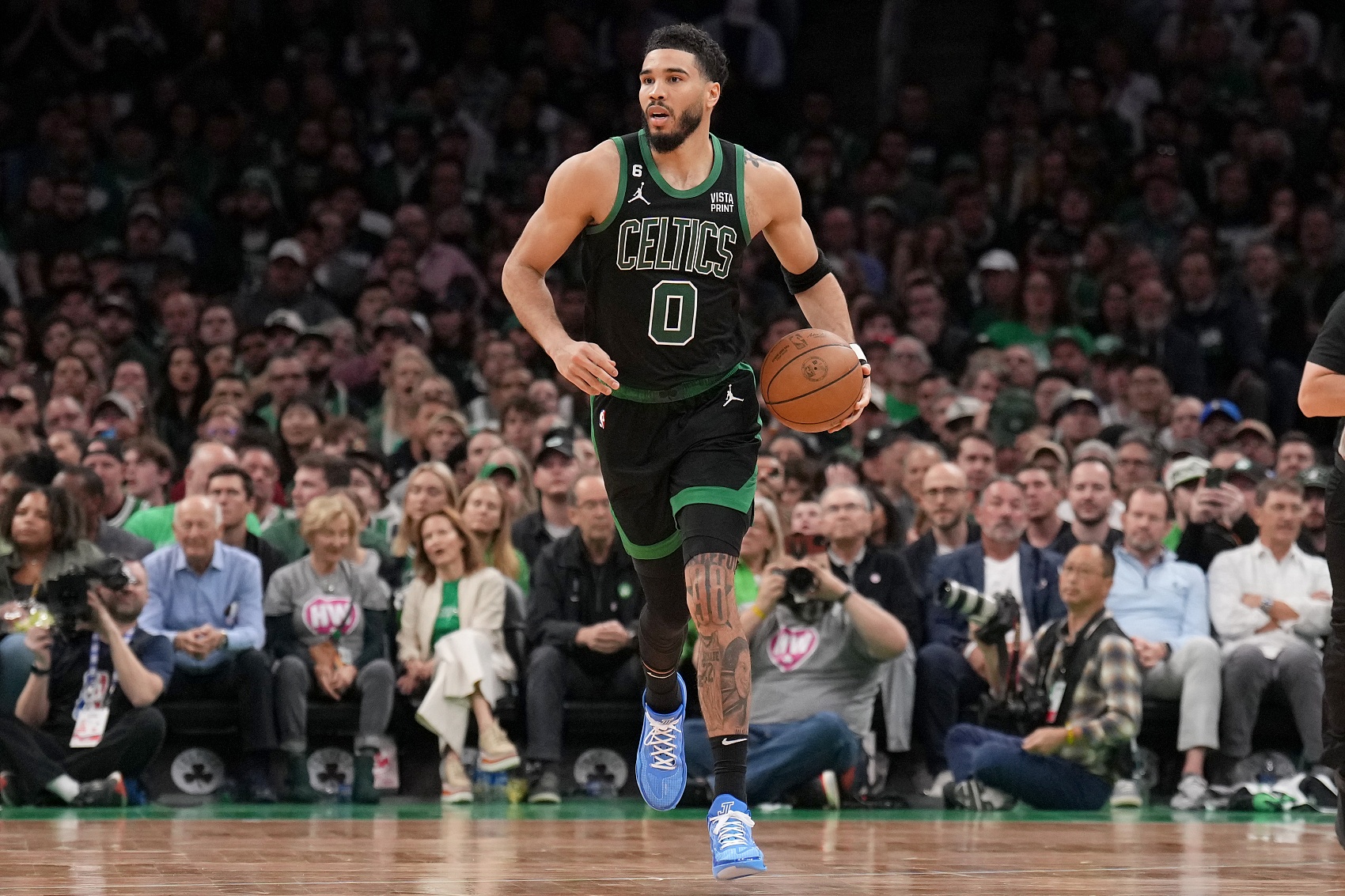 2025热门手游合集包含塔图姆在尤文图斯比赛中表现优异，险胜引发热议！上演精彩一战的词条