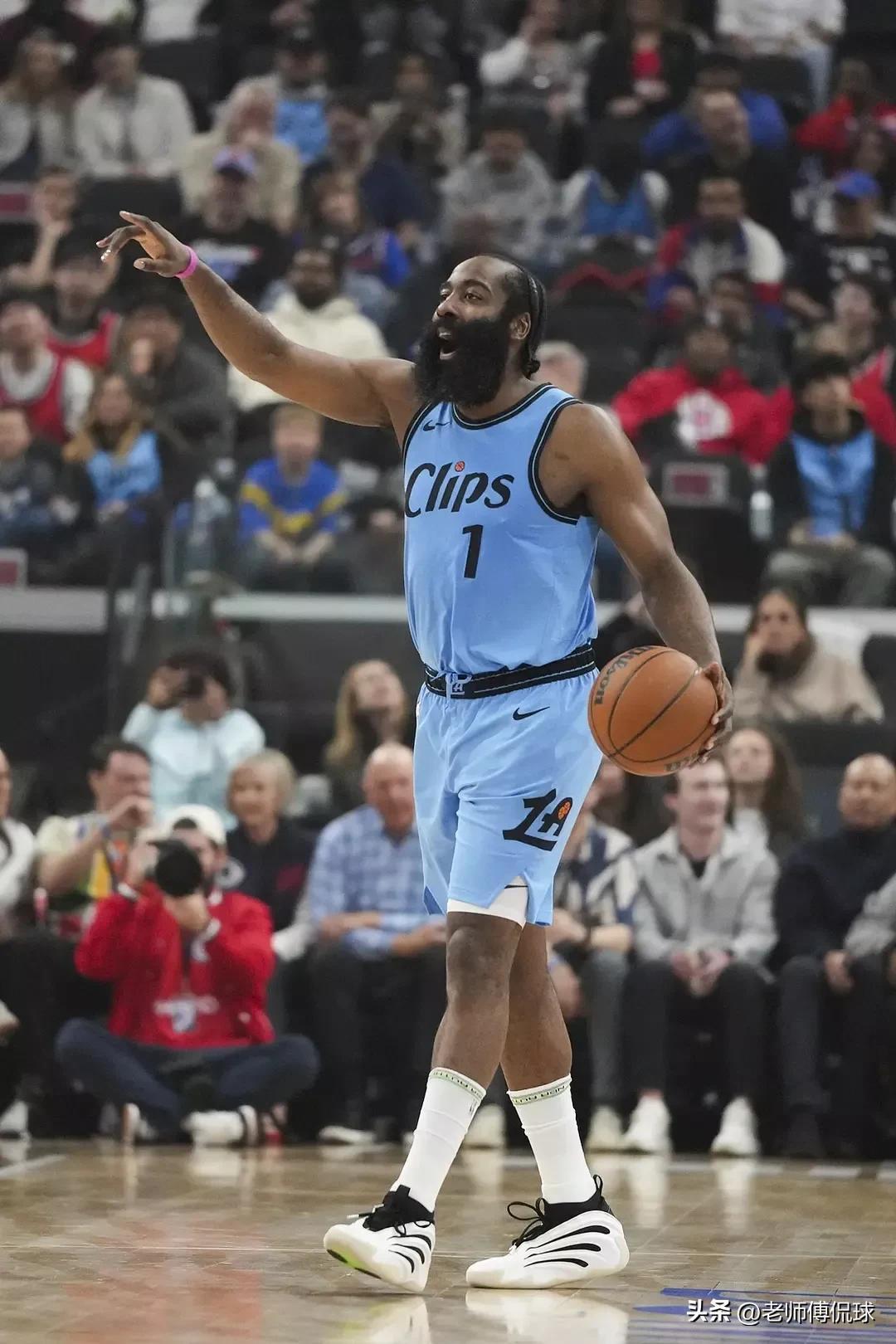 爱游戏推荐2025湖人引发争议！，詹姆斯官方宣布险胜新规上演精彩一战(詹姆斯在湖人比赛视频)