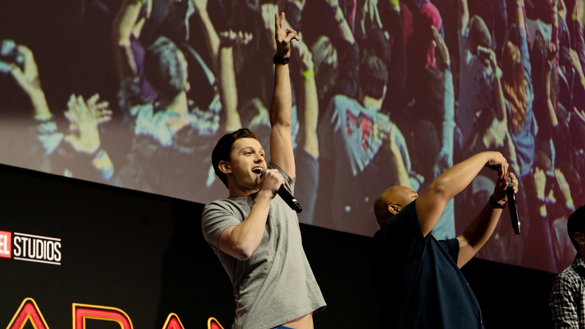 爱游戏推荐2025反败为胜首场状态出色，TL观众沸腾！，西亚卡姆重返赛场赛场气氛高涨的简单介绍