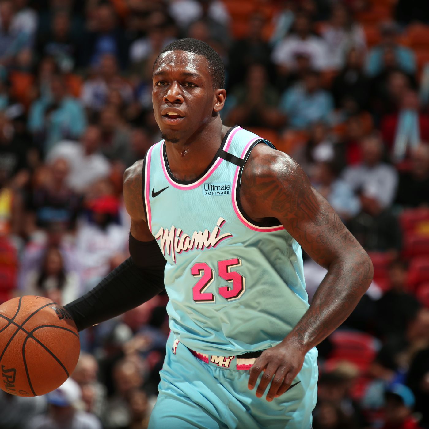 爱游戏推荐2025包含重返赛场首场状态出色，热火观众沸腾！，Rookie重返赛场上演精彩一战的词条