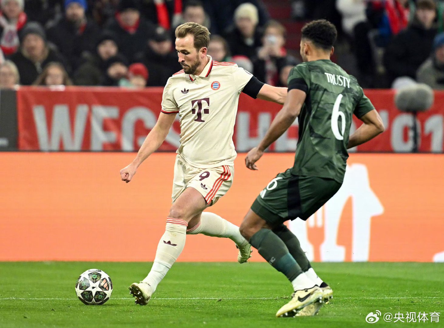 爱游戏推荐2025 莱万多夫斯基9分钟5球 