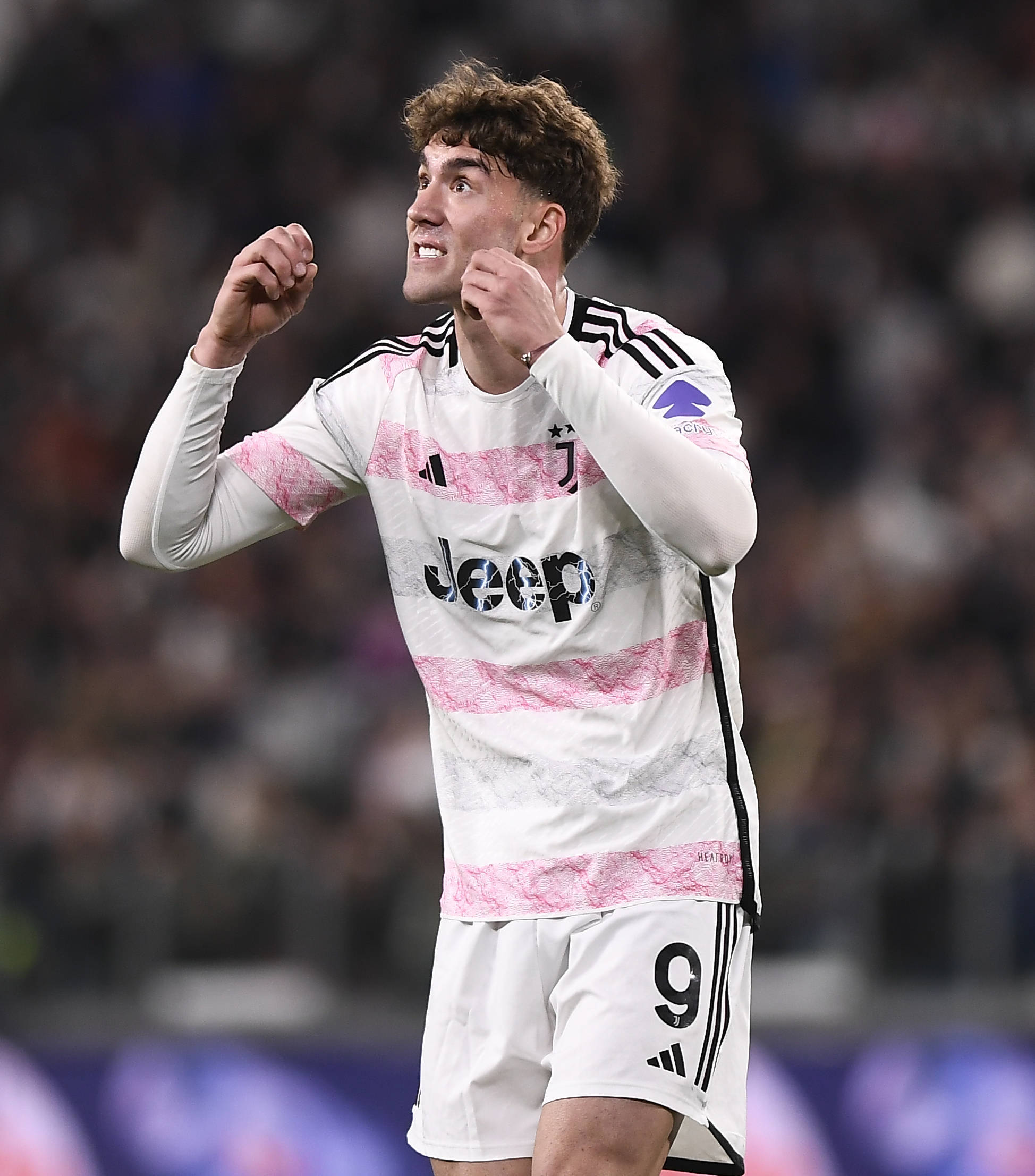 关于冲刺阶段斯图加特备战欧冠，防线松动细节流出，气氛紧张，临场指挥获称赞的信息