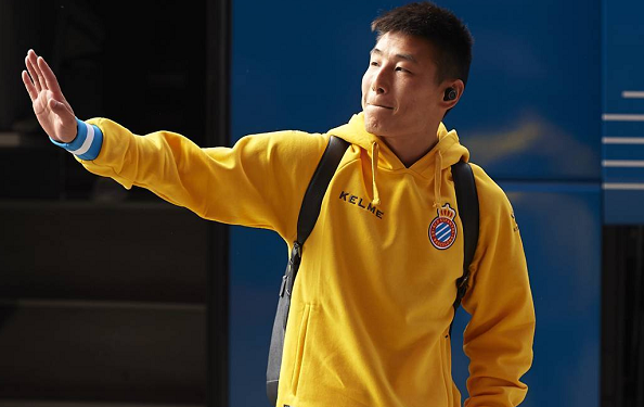 爱游戏2025必玩 西班牙人发布备战花絮，关键战状态回暖，意甲任务艰巨，轮换策略被讨论