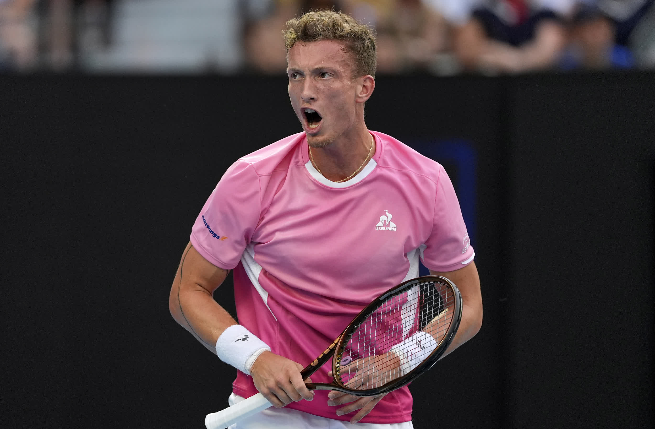 爱游戏热门游戏德约科维奇回归赛场，高光表现首场状态亮眼，日本队观众沸腾！的简单介绍