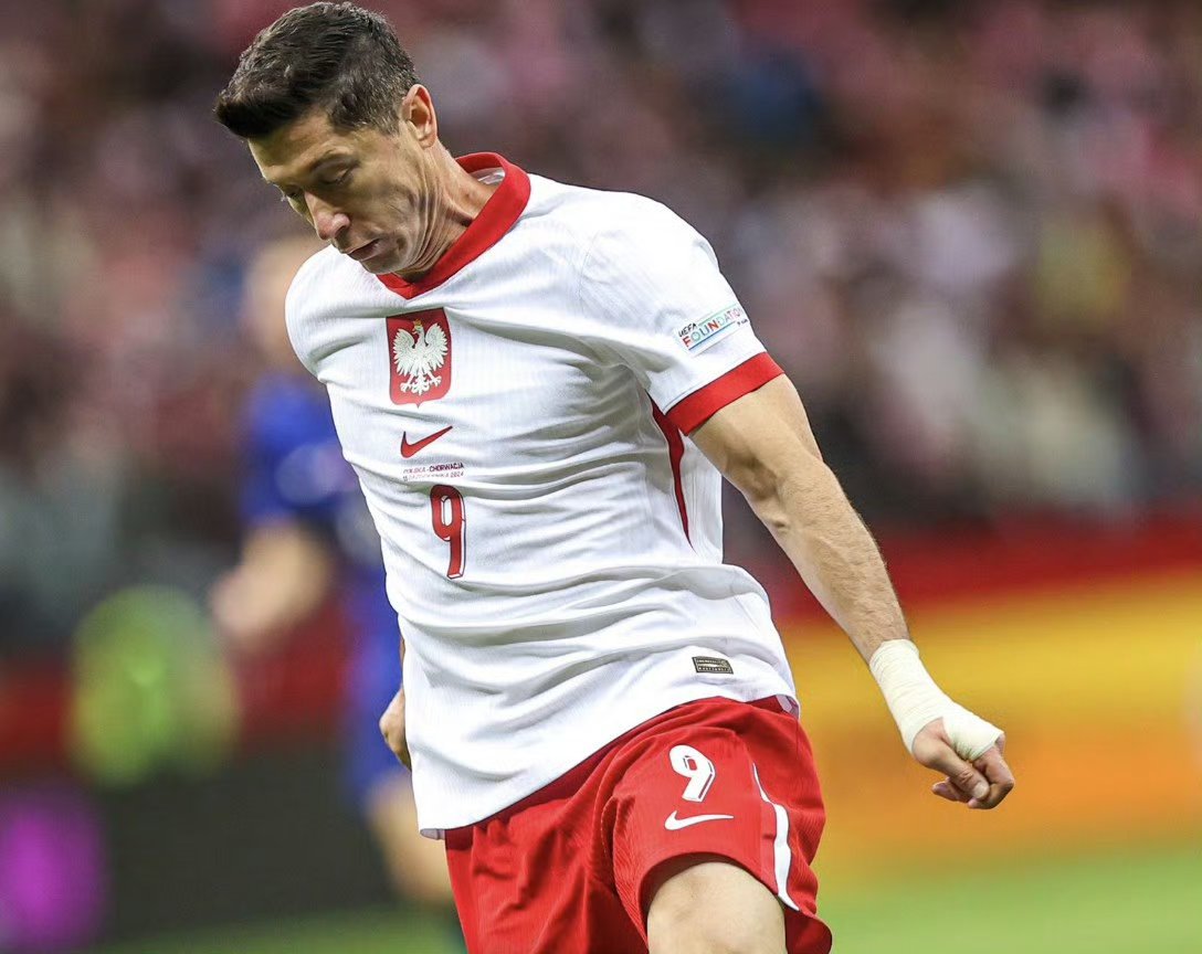 2025热门手游合集包含莱万多夫斯基在TES比赛中精彩发挥，关键助攻引发热议！的词条