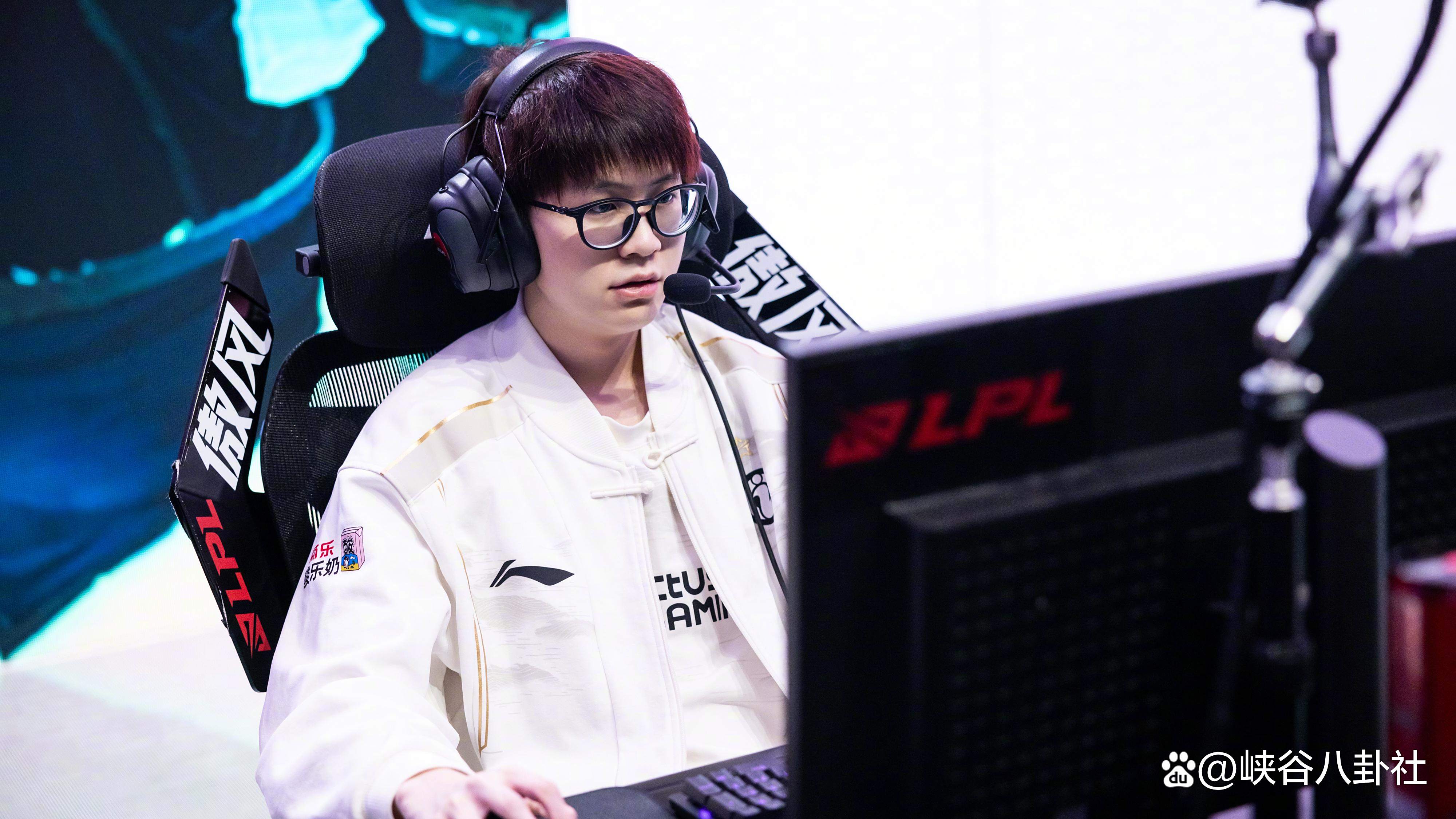 爱游戏推荐2025Rookie回归赛场，势不可挡首场状态亮眼，美国队观众沸腾！(rookie直播回放)