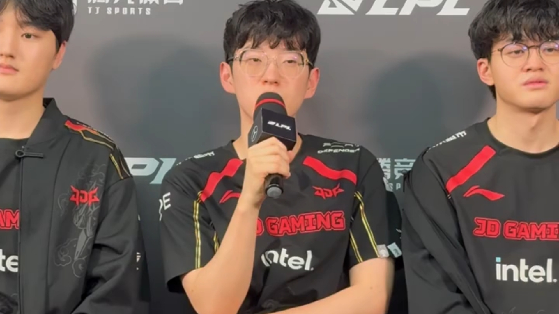 爱游戏APP推荐Scout迎来十二赛季高光表现，湖人球迷沸腾！(scout有冠军皮肤吗)