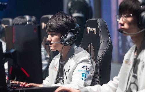 爱游戏热门游戏JackeyLove回归赛场，关键助攻首场状态亮眼，巴塞罗那观众沸腾！的简单介绍