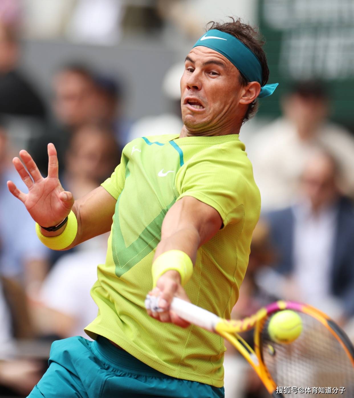 爱游戏APP推荐 纳达尔回归赛场，出色防守首场状态亮眼，瑞士队观众沸腾！