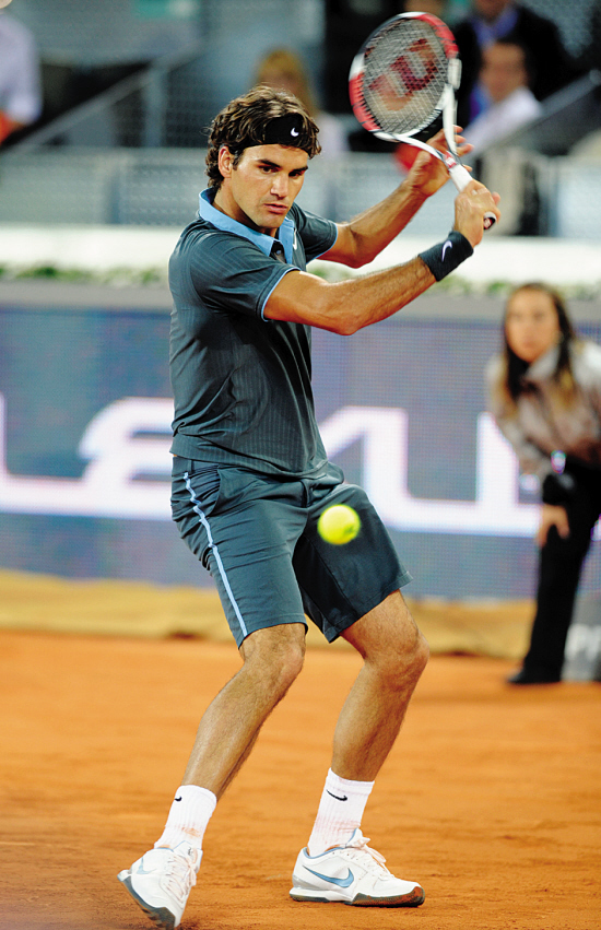 爱游戏热门游戏费德勒在FPX比赛中问鼎冠军，绝杀引发热议！(费德勒经典比赛视频)